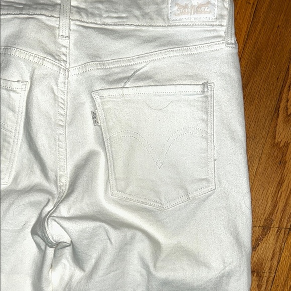 Levi's White Capri Pants with Frayed Hem - Picture 5 of 7